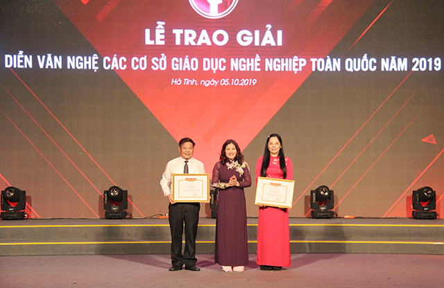 Thứ trưởng Bộ Lao động Thương binh và Xã hội Nguyễn Thị Hà trao bằng khen cho tập thể có thành tích xuất sắc trong hội diễn