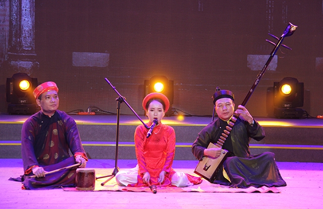 Tiết mục hát Ca Trù Trăng nguyên tiêu của đoàn Hà Tĩnh