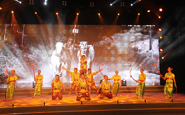 Tiết mục múa Đua bò của đoàn An Giang