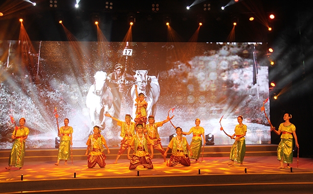 Tiết mục múa Đua bò của đoàn An Giang