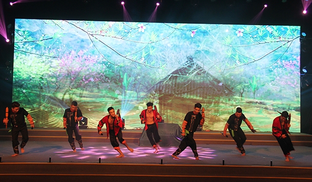 Tiết mục múa Chợ tình của đoàn Thái Nguyên