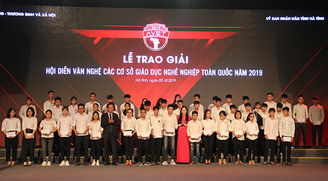 Trao học bổng cho các học sinh - sinh viên