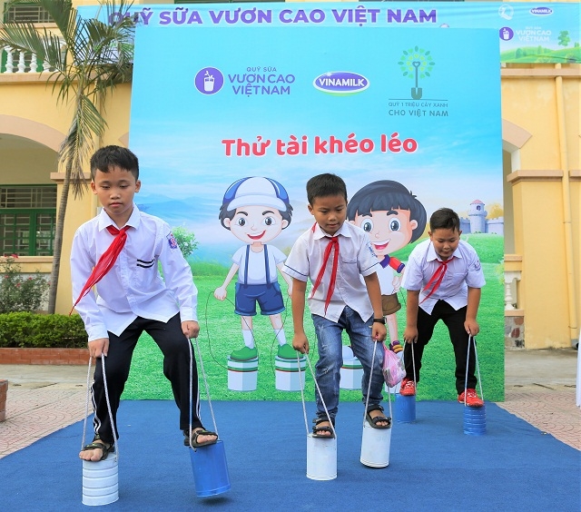 Các em học sinh háo hức tham gia các sân chơi thú vị tại chương trình