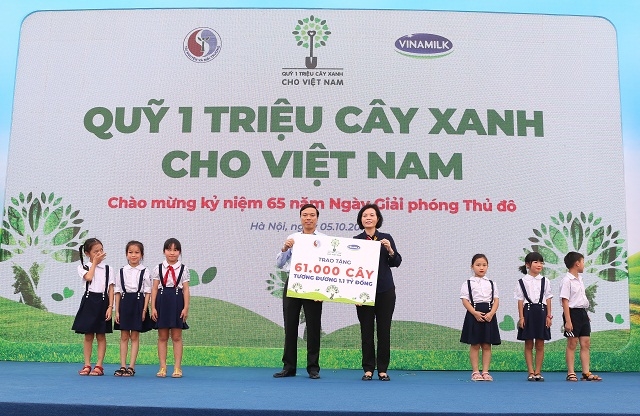Bà Bùi Thị Hương – Giám đốc Điều hành Vinamilk trao bảng tượng trưng tặng 61.000 cây xanh của Quỹ 1 triệu cây xanh cho Việt Nam cho đại diện TP.Hà Nội nhân kỷ niệm 65 năm Ngày Giải phóng Thủ đô