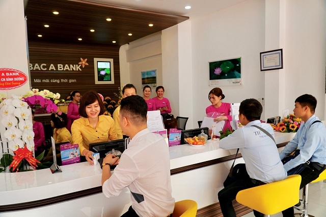 Khách hàng đến giao dịch tại chi nhánh BAC A BANK Long An