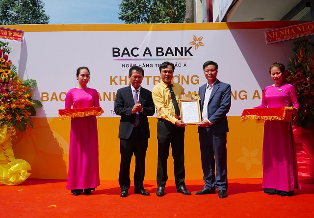 Ông Đặng Trung Dũng, Phó TGĐ thường trực và ông Nguyễn Quốc Đạt Phó TGĐ BAC A BANK trao quyết định thành lập