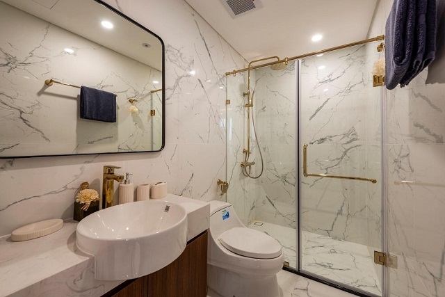 Phòng vệ sinh sử dụng đá ốp cẩm thạch