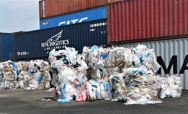 So với gần một năm trước, lượng phế liệu tồn đọng tại các cảng biển Việt Nam đã giảm đáng kể tới gần 11.000 container.(Ảnh Internet)