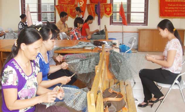 Đan lưới - một trong nhiều lớp đào tạo nghề cho LĐNT ở Quảng Ninh