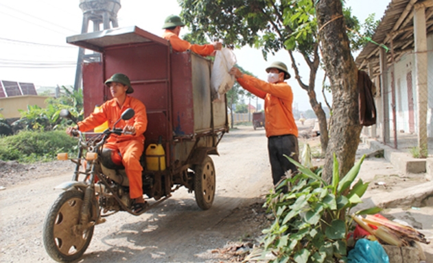 Thành viên HTX Khánh Phú (Yên Khánh) thu gom rác thải trong khu dân cư