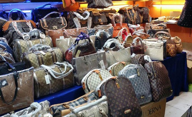 Hàng giả các nhãn hiệu thời trang được bán tràn lan trên thị trường