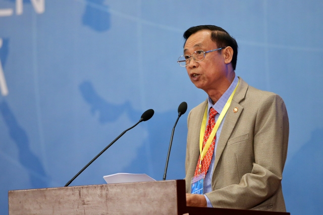 Ông Nguyễn Phi Đức phát biểu tham luận