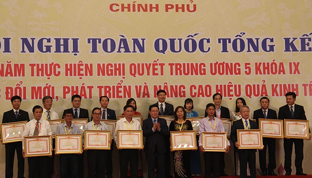 Phó Thủ Tướng Vương Đình Huệ chụp ảnh lưu niệm với các đơn vị có thành tích xuất sắc