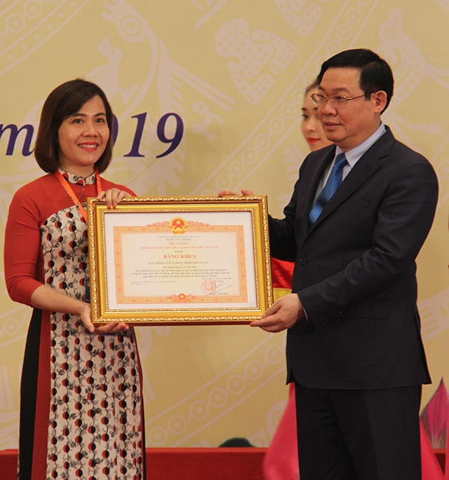 Phó Thủ tướng Vương Đình Huệ trao tặng bằng khen cho đơn vị của Liên minh HTX Việt Nam