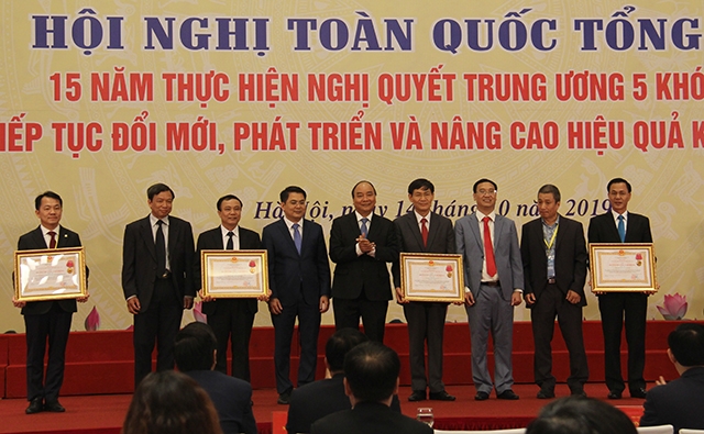 Thủ Tướng Nguyễn Xuân Phúc chụp ảnh với các đơn vị có thành tích xuất sắc