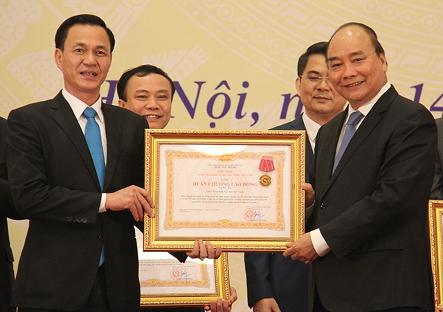 Thủ Tướng Nguyễn Xuân Phúc trao tặng Huân chương Lao động Hạng Ba cho Liên minh HTX Việt Nam