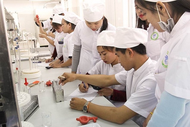 Sinh viên học thực hành Hóa dược của Khoa Dược (Ảnh: Trung tâm truyền thông)