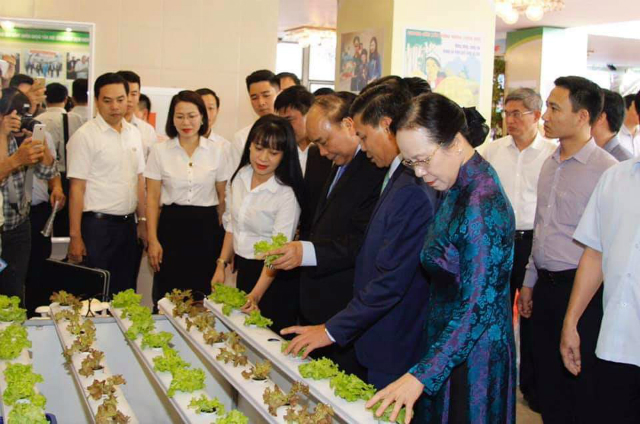 Thủ tướng Chính phủ Nguyễn Xuân Phúc tham quan một số gian hàng trưng bày sản phẩm tại hội nghị tổng kết 10 năm thực hiện Chương trình mục tiêu quốc gia xây dựng NTM tại TP Hải Phòng