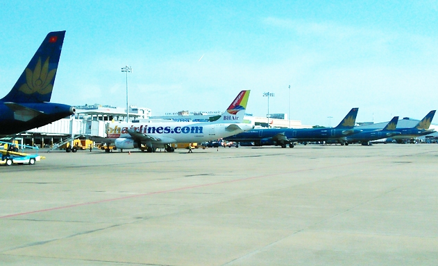 Tình trạng quá tải ở sân bay Tân Sơn Nhất khiến nhà đầu tư ngoại than phiền