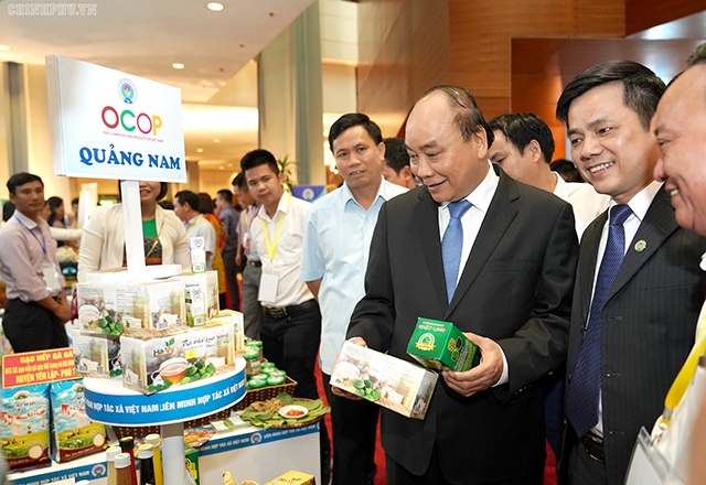 Thủ tướng tham quan gian hàng trưng bày sản phẩm của HTX
