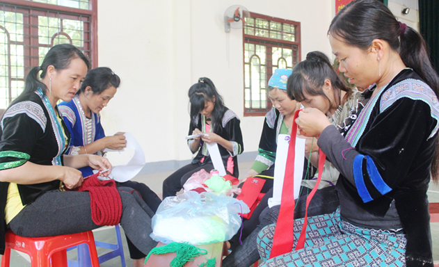 Lớp học nghề thêu cho đồng bào Mông xã Nậm Loỏng, Tp.Lai Châu