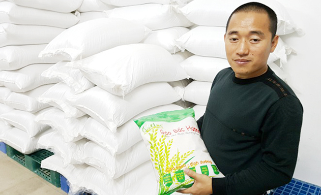 Không chỉ thuê đất trồng lúa, anh Phạm Ngọc Hưng còn bao tiêu sản phẩm gạo cho nhiều HTX ở Thái Bình