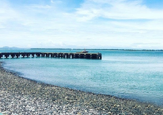 Bãi đá sỏi đẹp mắt tại đảo Hòn Ngư