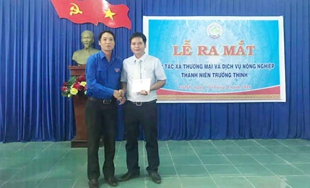 Anh Hoàng Biên Phòng (phải) tại lễ ra mắt HTX