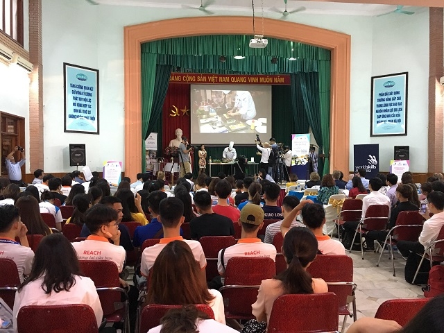 Cựu sinh viên Australia trình diễn kỹ năng nghề nấu ăn