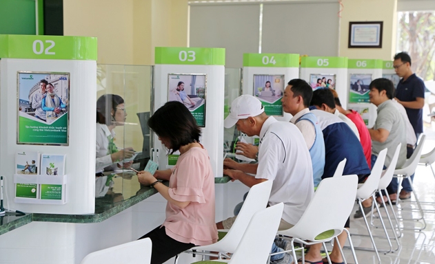 Nhiều ngân hàng đang miễn, giảm phí để khuyến khích khách hàng sử dụng dịch vụ