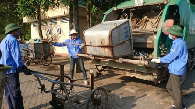 HTX Dịch vụ môi trường của thị trấn Tam Sơn thu gom rác