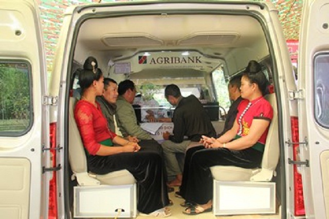 Agribank không ngừng mở rộng mạng lưới chi nhánh, điểm giao dịch tới các khu vực nông thôn, vùng sâu, vùng xa nhằm phát triển sản xuất hàng hóa và góp phần xóa đói giảm nghèo, nâng cao thu nhập và đời sống của dân cư