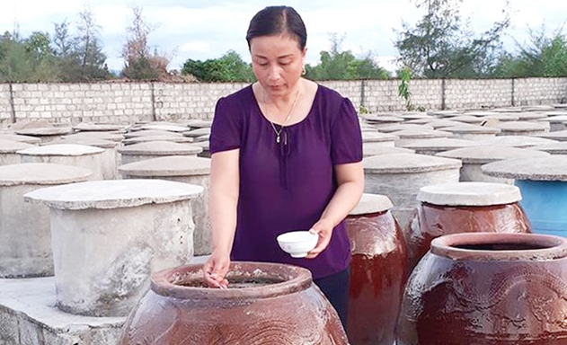 Nước mắm của gia đình chị Miện nổi tiếng với hương vị thơm ngon đặc trưng