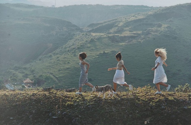 Nhớ mang theo những đôi giày thoải mái để bạn có thể tha hồ vận động, vui chơi bên sườn núi Lam Thành