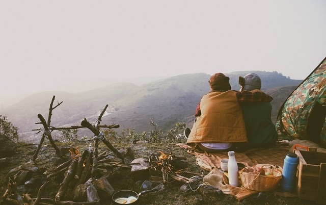 Đến với núi Lam Thành vào những ngày lạnh, bạn hoàn toàn có thể đốt lửa, cắm trại và ngắm cùng ngắm hoàng hôn núi rừng như khung cảnh thường thấy ở trời Tây