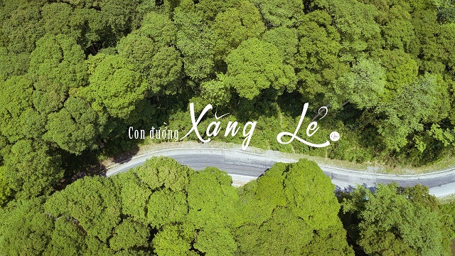 Con đường đi xuyên qua rừng săng lẻ (hay xăng lẻ theo tiếng địa phương) đẹp không thua kém các thước phim quay nơi trời Tây