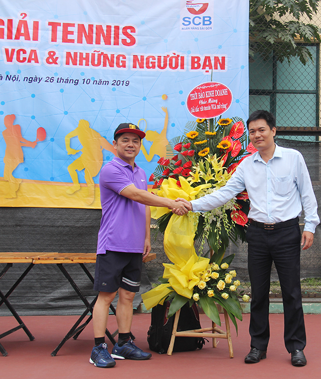 Đại diện Thời báo Kinh doanh tặng hoa Ban tổ chức giải đấu