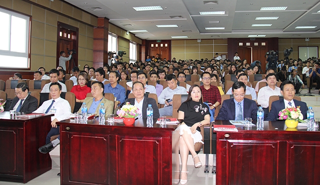 Các đại biểu và học sinh, sinh viên tại Lễ phát động cuộc thi