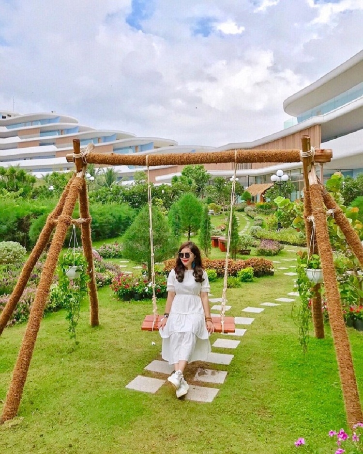 Kể từ khi xuất hiện trong “làng” du lịch đến nay, FLC Quy Nhơn liên tục chiếm sóng trên các trang mạng xã hội, đặc biệt là Instagram với hàng trăm ngàn bức hình check-in lung linh, ảo diệu. Trước khi được vinh danh “Khu nghỉ dưỡng biển hàng đầu Việt Nam” tại World Travel Awards (Giải thưởng Du lịch Thế giới), FLC Quy Nhơn đã từng “ẵm” nhiều giải thưởng danh giá khác và trở thành tọa độ hàng đầu trong lòng các bạn trẻ mỗi khi đến Quy Nhơn. Ảnh: huyentrang21592