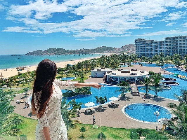 Từng được Property Report trao tặng danh hiệu Khách sạn có thiết kế độc đáo nhất, 100% phòng khách sạn tại FLC Quy Nhơn đều có view hướng ra không gian bao la và xanh ngát của biển Nhơn Lý. Dù đứng ở ban công hay trong phòng khách sạn thì cảnh biển trời, non nước đều hút trọn trong tầm mắt. Ảnh: anya.bui