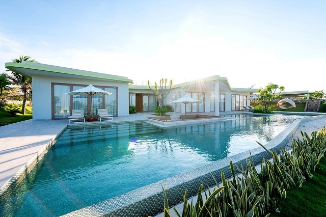Ngoài tòa khách sạn, FLC Quy Nhơn mang sức hấp dẫn với du khách bởi những góc ảnh mới mẻ tại những villa ven biển. Mỗi căn villa là một thế giới đầy riêng tư để có thể tận hưởng kỳ nghỉ giữa chốn thiên đường với bể bơi vô cực và lối đi riêng ra biển Nhơn Lý chỉ cách đó vài bước chân. Còn gì tuyệt hơn là được thức dậy trước ánh bình minh tinh khôi của biển? Ảnh: huynhnu0320
