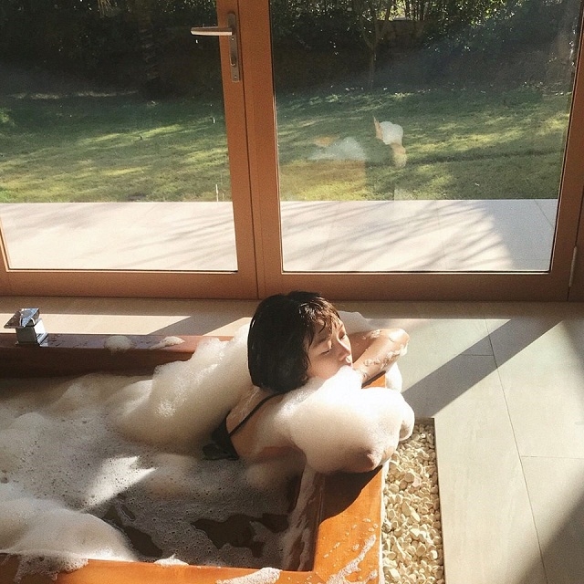 Giờ thì có lẽ bạn đang thầm nghĩ: Một khu nghỉ dưỡng 5 sao “chanh sả” dường này có lẽ giá phòng gần chục triệu đồng/đêm, chỉ dành cho hội con nhà giàu. Báo cho bạn một tin vui: Chẳng cần là “rich kid”, bạn cũng có thể tận hưởng những giờ phút nghỉ dưỡng thực sự chất lượng nhờ chương trình ưu đãi mới toanh chỉ dành cho dịp này. Ảnh: vy.z