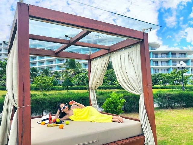 Nhiều người nói rằng FLC Quy Nhơn gợi nhắc đến những khu nghỉ dưỡng trứ danh trong lòng Maldives. Điều này không sai bởi quần thể này sở hữu vẻ đẹp nao lòng với sự hòa hợp của khách sạn, khuôn viên, bãi biển trong veo, rặng cây xanh rì... như một chỉnh thể hoàn hảo chẳng thể tách rời. Nhưng cũng chưa hẳn đúng bởi FLC Quy Nhơn mang trong mình những dấu ấn riêng biệt chẳng thể lẫn lộn với bất cứ nơi nào khác. Ảnh: nmphuong_152