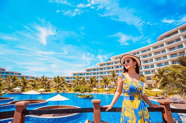 Đó là hình ảnh khách sạn FLC Luxury Hotel Quy Nhon dài gần 1km nằm duyên dáng như một con thuyền lộng lẫy neo đậu bên bờ biển. Hay thảm xanh miên man của sân golf FLC Golf Links Quy Nhon gần như tiếp nối và hoà lẫn trong màu xanh lam độc đáo của biển Quy Nhơn, và nhìn từ xa chẳng khác gì một viên ngọc lục bảo đang toả sáng dưới những tia nắng mật ong rực rỡ của miền Nam Trung Bộ. Ảnh: p_hj116