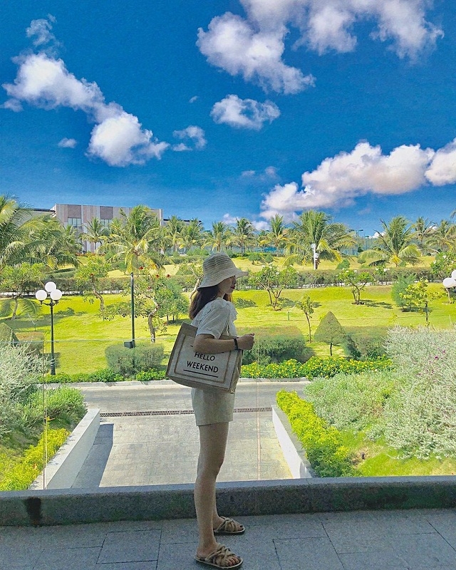 Thậm chí tới đây, các bạn trẻ không cần phải ăn vận quá lộng lẫy hay trang điểm quá cầu kỳ để có những shoot hình ấn tượng. Chỉ cần chút makeup “sương sương” với chiếc smartphone là có thể cho ra “lò” hàng chục bức hình “tình bể bình”. Ảnh: daoanh.vu