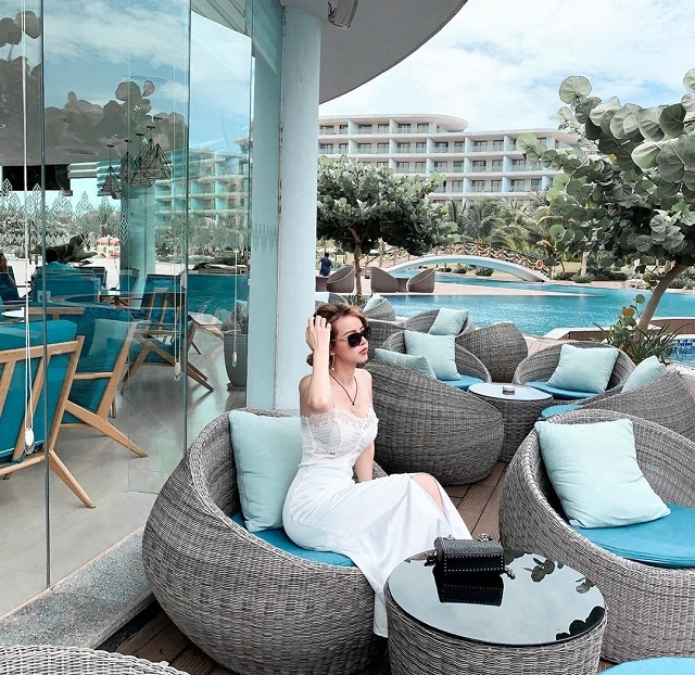 Vẻ đẹp vừa kiêu kỳ vừa dịu dàng ấy khiến FLC Quy Nhơn trở thành điểm đến lý tưởng để bất cứ ai cũng có thể lưu giữ cho mình những khoảnh khắc thanh xuân tuyệt đẹp giữa những màu xanh kỳ ảo này. Ảnh: dieuaii