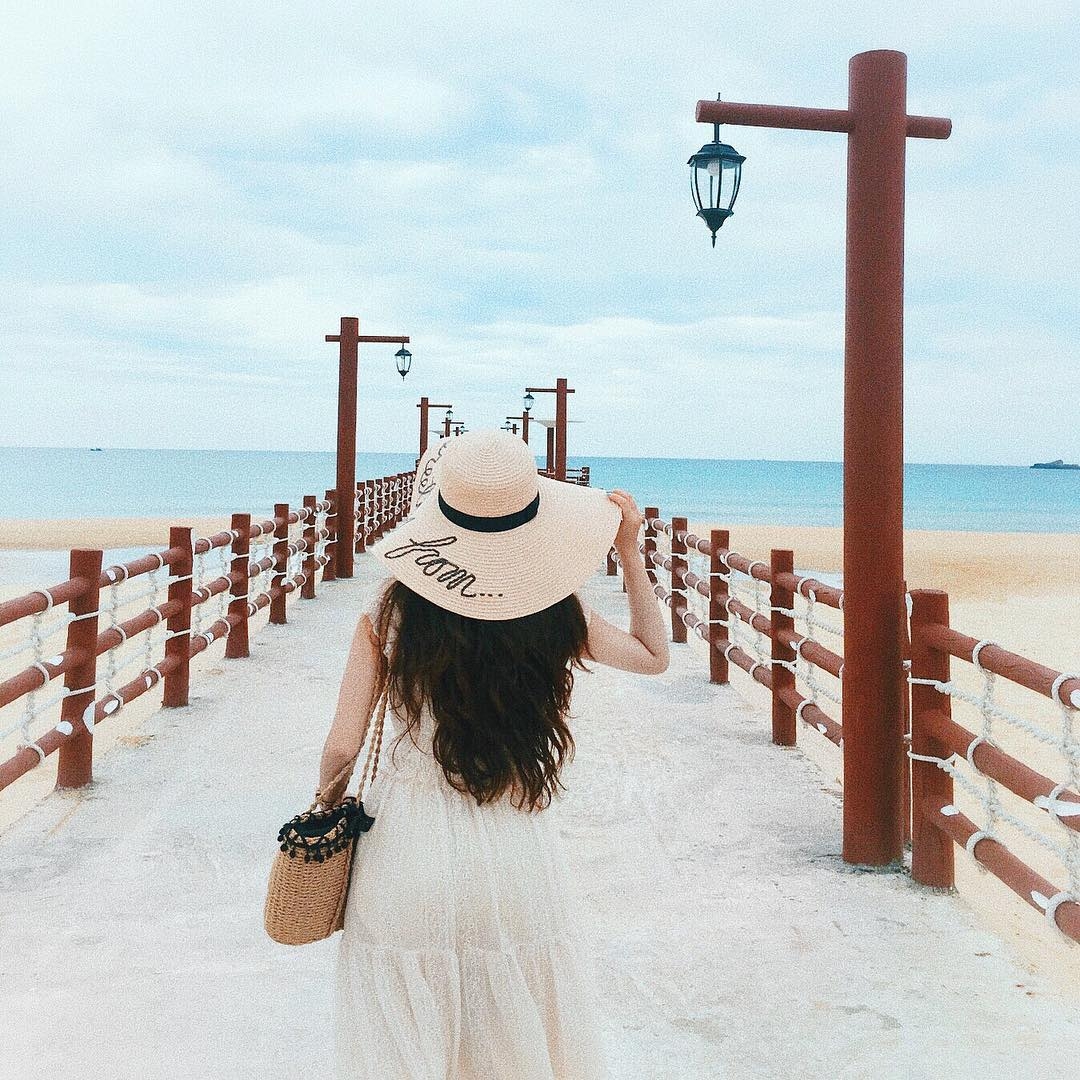 ... hay cây cầu gỗ đỏ rực giữa biển. Đây được coi là thiên đường săn ảnh của các cô nàng “bánh bèo”. Ảnh: An Siêu Cao