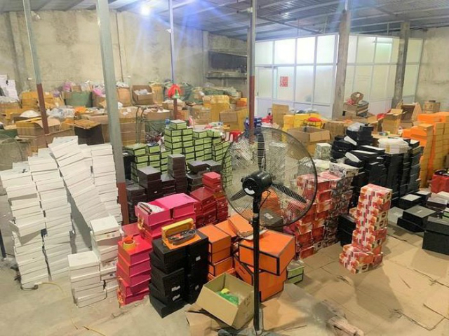 Ngày 20/9, lực lượng chức năng TP Hải Phòng đã phát hiện, thu giữ lượng lớn hàng hóa gồm túi xách, ví, giầy, dép làm giả, nhái các nhãn hiệu Louis Vuitton, Bvlgari, Gucci, Hermes…