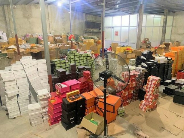 Ngày 20/9, lực lượng chức năng TP Hải Phòng đã phát hiện, thu giữ lượng lớn hàng hóa gồm túi xách, ví, giầy, dép làm giả, nhái các nhãn hiệu Louis Vuitton, Bvlgari, Gucci, Hermes…