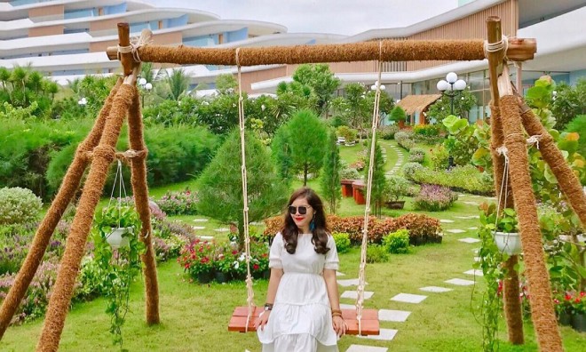 Kể từ khi xuất hiện trong “làng” du lịch đến nay, FLC Quy Nhơn liên tục chiếm sóng trên các trang mạng xã hội, đặc biệt là Instagram với hàng trăm ngàn bức hình check-in lung linh, ảo diệu. Trước khi được vinh danh “Khu nghỉ dưỡng biển hàng đầu Việt Nam” tại World Travel Awards (Giải thưởng Du lịch Thế giới), FLC Quy Nhơn đã từng “ẵm” nhiều giải thưởng danh giá khác và trở thành tọa độ hàng đầu trong lòng các bạn trẻ mỗi khi đến Quy Nhơn. Ảnh: huyentrang21592